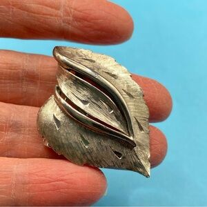 Vintage JJ JONNETTE Silver Tone Leaf Brooch Grannycore Pin